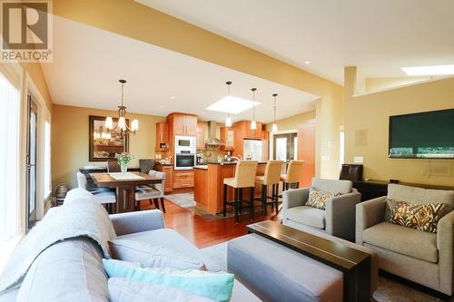 1090 Clements Avenue, North Vancouver, BC - Indoor Photo Showing Living Room