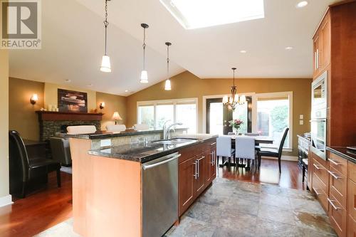 1090 Clements Avenue, North Vancouver, BC - Indoor Photo Showing Kitchen With Upgraded Kitchen