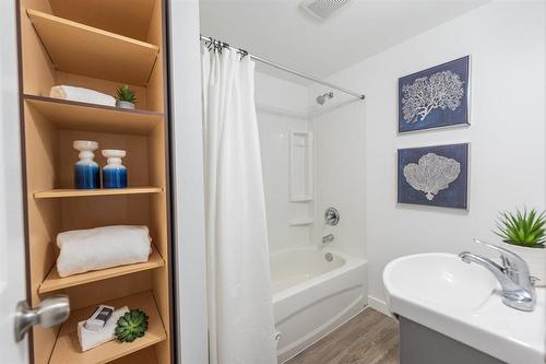 1004 Redwood Avenue, Winnipeg, MB - Indoor Photo Showing Bathroom