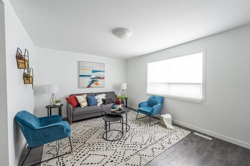 1004 Redwood Avenue, Winnipeg, MB - Indoor Photo Showing Living Room