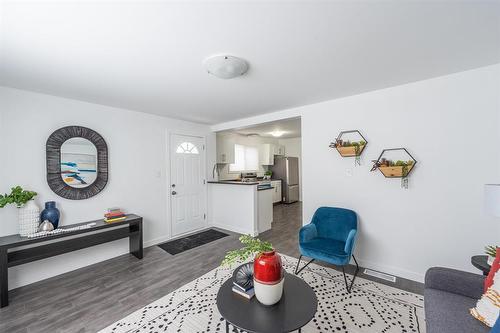 1004 Redwood Avenue, Winnipeg, MB - Indoor Photo Showing Living Room