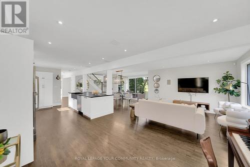 6 & 8 Macleod Estate Court, Richmond Hill, ON - Indoor Photo Showing Living Room