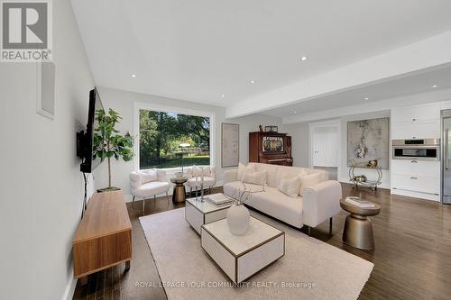 6 & 8 Macleod Estate Court, Richmond Hill, ON - Indoor Photo Showing Living Room