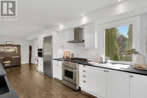 6 & 8 Macleod Estate Court, Richmond Hill, ON - Indoor Photo Showing Kitchen With Upgraded Kitchen