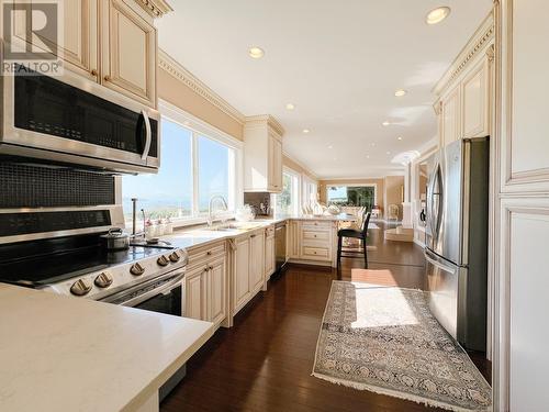 2090 Westdean Crescent, West Vancouver, BC - Indoor Photo Showing Kitchen With Upgraded Kitchen