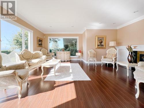 2090 Westdean Crescent, West Vancouver, BC - Indoor Photo Showing Living Room