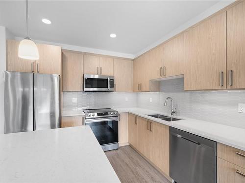 204-135 Haliburton St, Nanaimo, BC - Indoor Photo Showing Kitchen With Double Sink With Upgraded Kitchen