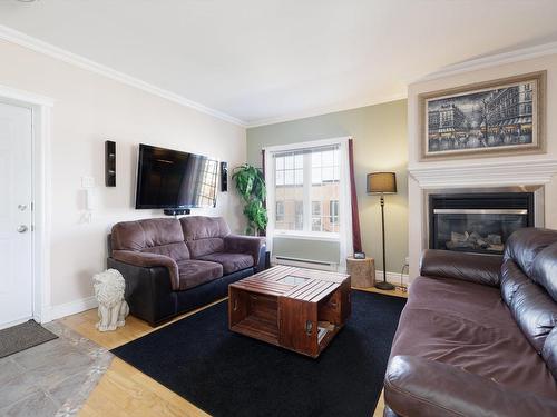 Salon - 5-26 Rue St-Hippolyte, Salaberry-De-Valleyfield, QC - Indoor Photo Showing Living Room With Fireplace