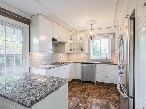 Cuisine - 5240 Rue De Kensington, Longueuil (Saint-Hubert), QC - Indoor Photo Showing Kitchen With Upgraded Kitchen