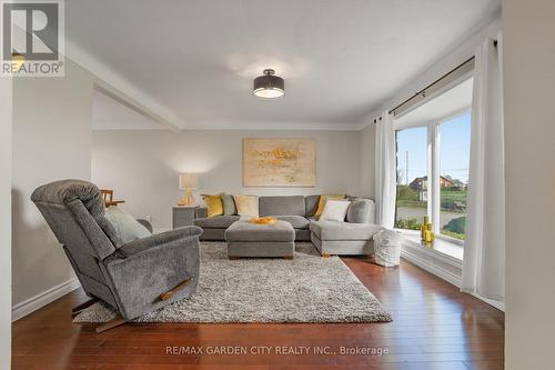 174 Mud Street, Grimsby, ON - Indoor Photo Showing Living Room