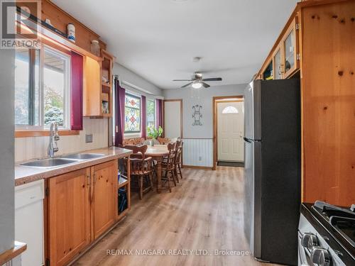 962 Parkdale Avenue, Fort Erie, ON - Indoor Photo Showing Kitchen With Double Sink