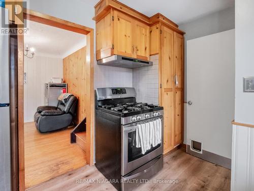 962 Parkdale Avenue, Fort Erie, ON - Indoor Photo Showing Kitchen