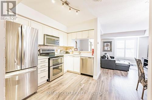 924 - 5 Everson Drive, Toronto, ON - Indoor Photo Showing Kitchen