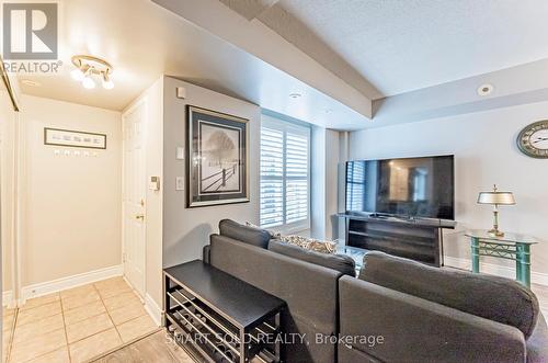 924 - 5 Everson Drive, Toronto, ON - Indoor Photo Showing Living Room