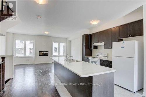 32 Vantage Loop, Newmarket, ON - Indoor Photo Showing Kitchen With Double Sink