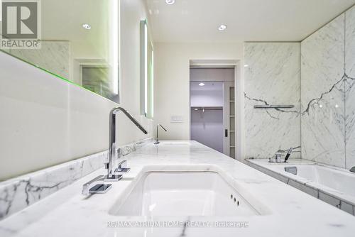 3709 - 180 University Avenue, Toronto, ON - Indoor Photo Showing Bathroom