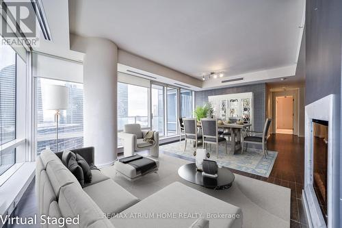 3709 - 180 University Avenue, Toronto, ON - Indoor Photo Showing Living Room