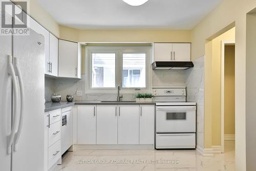 40 Longbow Square, Toronto, ON - Indoor Photo Showing Kitchen