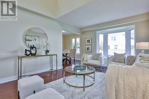 40 Longbow Square, Toronto, ON - Indoor Photo Showing Living Room