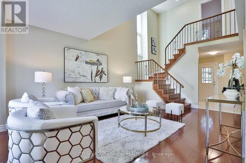 40 Longbow Square, Toronto, ON - Indoor Photo Showing Living Room