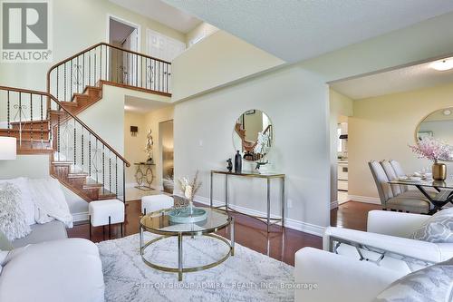 40 Longbow Square, Toronto, ON - Indoor Photo Showing Living Room