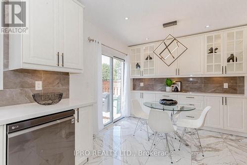 7156 Village Walk, Mississauga, ON - Indoor Photo Showing Kitchen