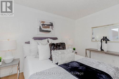 7156 Village Walk, Mississauga, ON - Indoor Photo Showing Bedroom