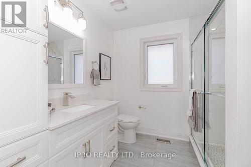 7156 Village Walk, Mississauga, ON - Indoor Photo Showing Bathroom