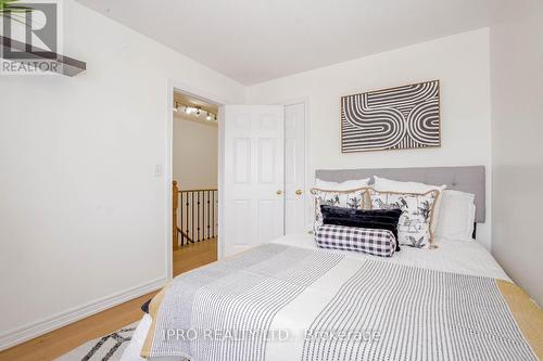 7156 Village Walk, Mississauga, ON - Indoor Photo Showing Bedroom