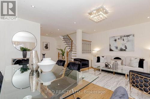 7156 Village Walk, Mississauga, ON - Indoor Photo Showing Living Room