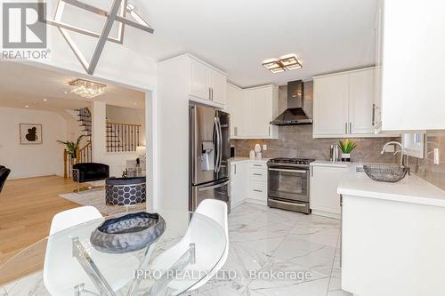 7156 Village Walk, Mississauga, ON - Indoor Photo Showing Kitchen With Upgraded Kitchen