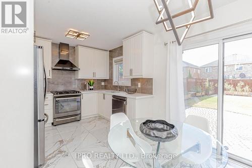 7156 Village Walk, Mississauga, ON - Indoor Photo Showing Kitchen