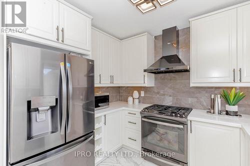 7156 Village Walk, Mississauga, ON - Indoor Photo Showing Kitchen With Upgraded Kitchen