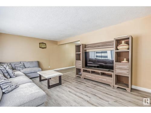 9304/08 127 Av Nw, Edmonton, AB - Indoor Photo Showing Living Room