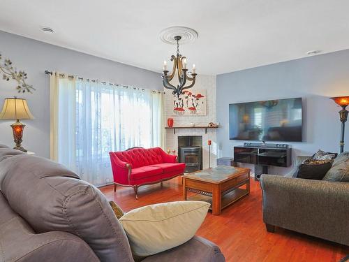 Living room - 39 Rue Monseigneur-Dorais, Mercier, QC - Indoor Photo Showing Living Room With Fireplace