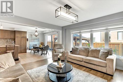 30 Scarletwood Street, Hamilton, ON - Indoor Photo Showing Living Room