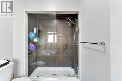 30 Scarletwood Street, Hamilton, ON - Indoor Photo Showing Bathroom