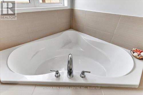 30 Scarletwood Street, Hamilton, ON - Indoor Photo Showing Bathroom