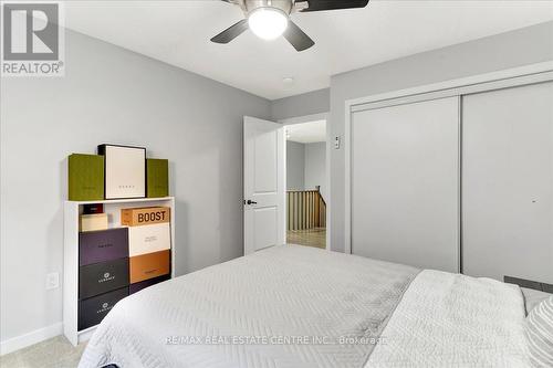 30 Scarletwood Street, Hamilton, ON - Indoor Photo Showing Bedroom