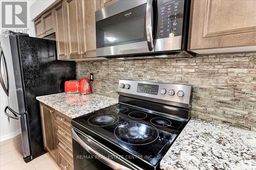 30 Scarletwood Street, Hamilton, ON - Indoor Photo Showing Kitchen