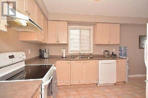 366 Flagstone Way, Newmarket, ON - Indoor Photo Showing Kitchen With Double Sink