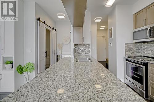 Ph04 - 65 Oneida Crescent, Richmond Hill, ON - Indoor Photo Showing Kitchen With Double Sink