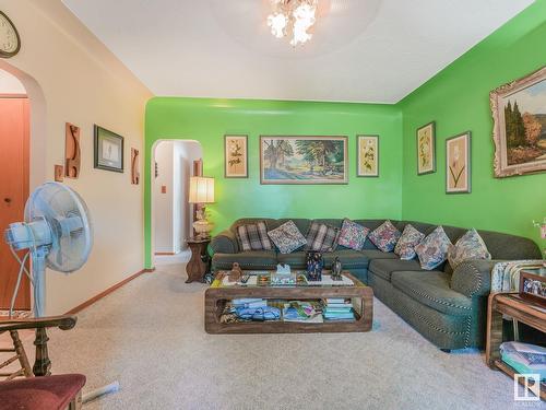 12719 114 St Nw, Edmonton, AB - Indoor Photo Showing Living Room