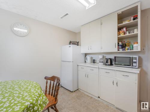 12719 114 St Nw, Edmonton, AB - Indoor Photo Showing Kitchen