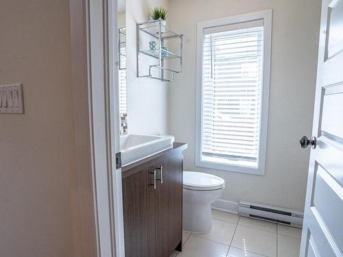 Powder room - 387 Av. André-Chartrand, Vaudreuil-Dorion, QC 