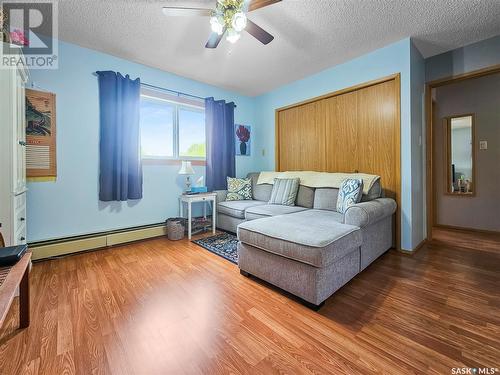 303 360 Cypress Drive, Swift Current, SK - Indoor Photo Showing Living Room