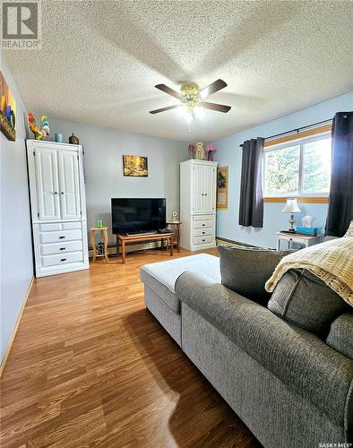 303 360 Cypress Drive, Swift Current, SK - Indoor Photo Showing Living Room