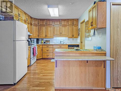 303 360 Cypress Drive, Swift Current, SK - Indoor Photo Showing Kitchen