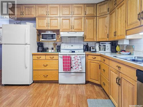 303 360 Cypress Drive, Swift Current, SK - Indoor Photo Showing Kitchen