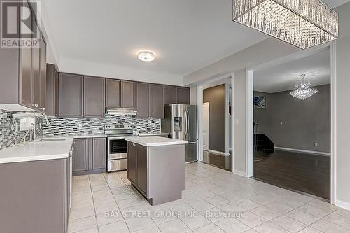 1661 Sherbrook Drive, Oshawa, ON - Indoor Photo Showing Kitchen With Upgraded Kitchen